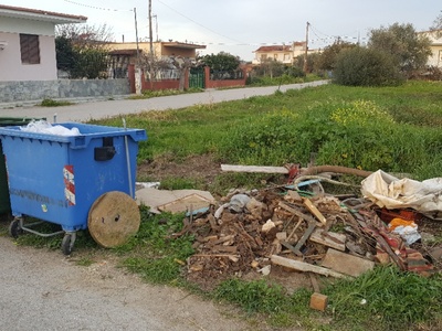 Σκουπίδια πεταμένα