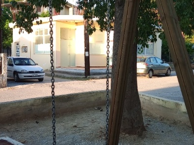 Χαλασμένη κούνια παιδικής χαράς.