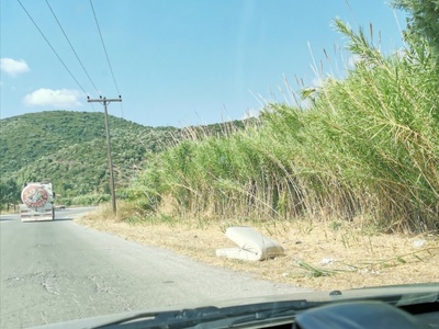 πεταμένο στρώμα δίπλα πλησίον οδοστρώματος