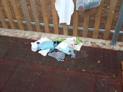 Σκουπιδια στην παιδικη χαρα Ωρεών