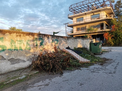 κλαδιά/στρώμα πλησίον παιδικής χαράς