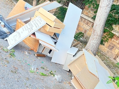 Κλαδια και σκουπιδια