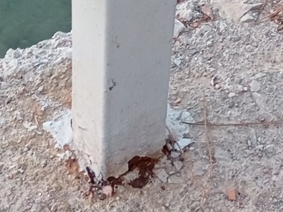 σάπια κάγκελα στο Πευκί