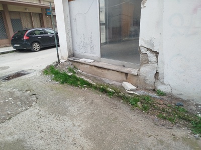 Μπάζα σε πεζοδρόμιο