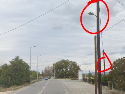 2 καμένες λαμπες έξω απο Ιστιαία