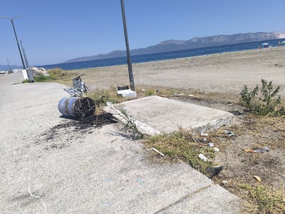 Σκουπίδια και χόρτα Λιμάνι Πευκί