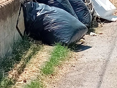 σκουπίδια κοντα στην εκκλησία