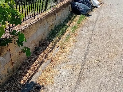 σκουπίδια κοντα στην εκκλησία
